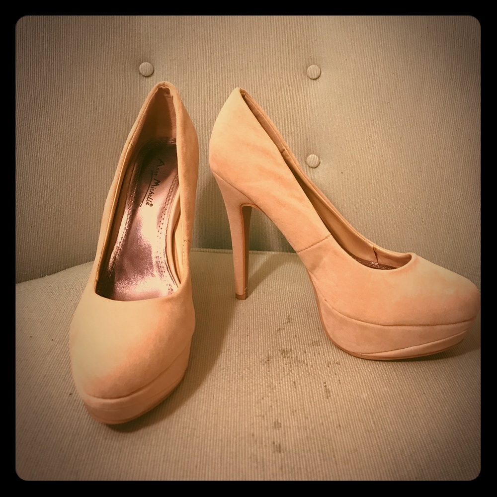 Nude velvet pumps